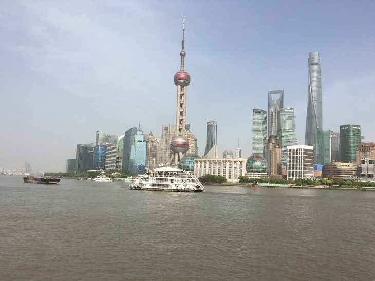 Shanghai skyline sett fra ”the Bund”, ett populært område for handling og natteliv i sentrum.