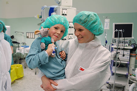 Halvor og mamma er klar for innledning av narkose på operasjonsstua. Foto: Anja Hetland Smeland.