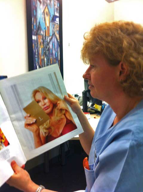 Klinikkleder Janett Pedersen ved Colosseumklinikken studerer D2 sitt oppslag om Skjønnhetens øyeblikk høsten 2011. Foto: Helge E. Roald