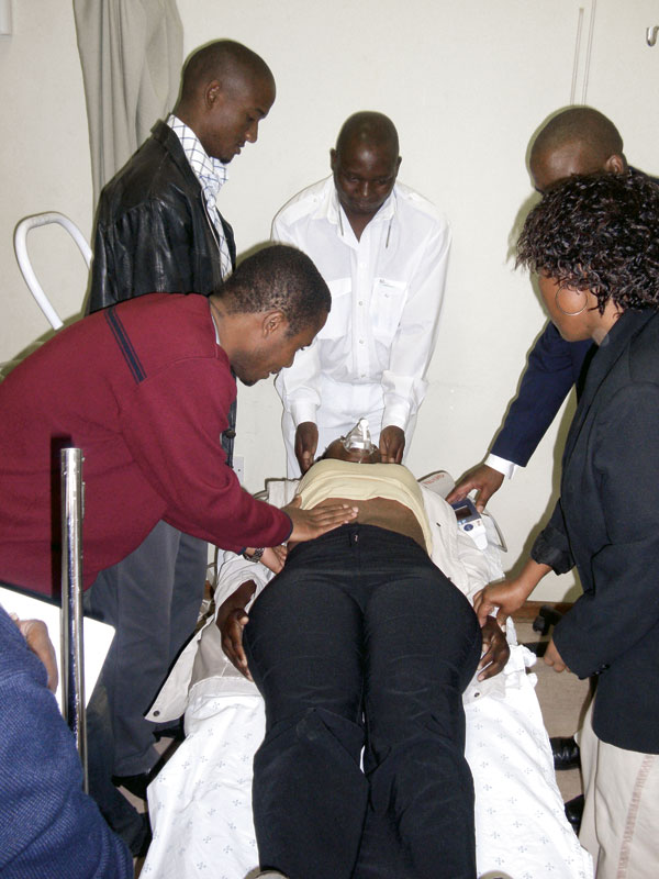 Figur 3. Simuleringer i Botswana ble gjort med levende modeller da ingen sykehus hadde treningsdukker.