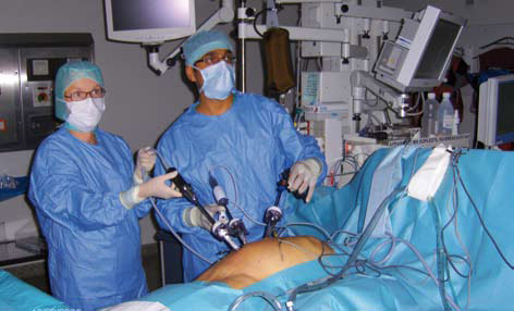 Bilde 3a. Urologiske kirurger i ferd med å utføre laparoskopisk radikal nefrektomi på pasientens venstre side